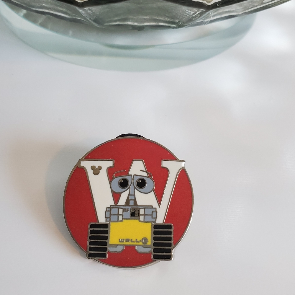 Walle Disney Hidden Mickey Traders Pin